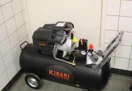 Kennis maken Mededogen spuiten Compressor KIBANI 3.0 PK. 230V. 100 liter tank. Nieuw. Maximale werkdruk 8  bar. | HNVI veilingen