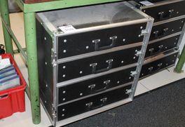 Roest Geweldig Nodig uit Verrijdbare ladekast / flightcase met 4 laden gevuld met audio gerelateerde  onderdelen. | HNVI veilingen